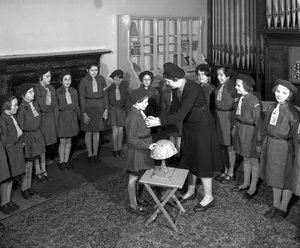 Prezentacja dla członka paczki Brownie w Royal Victoria School for the Blind, Newcastle upon Tyne, Wielka Brytania, styczeń 1962 (bw photo)